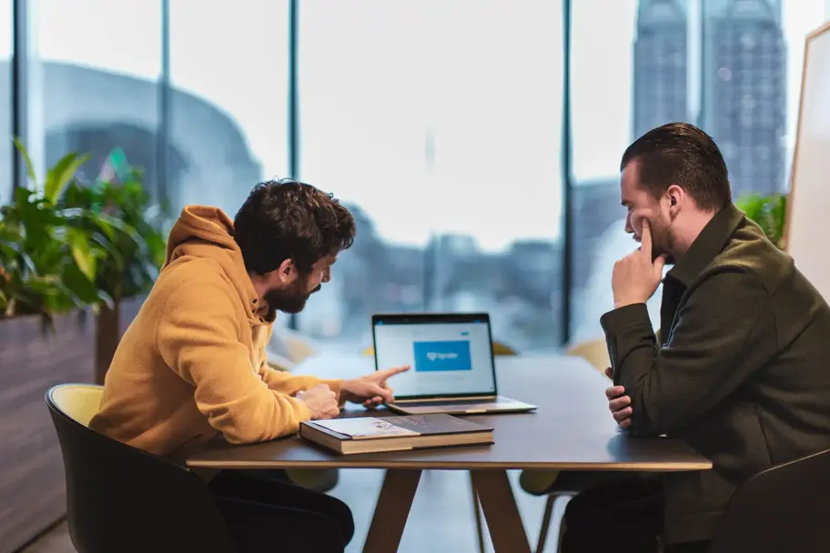 Redéfinir la collaboration : 4 manières de réconcilier le marketing et le design pour créer des expériences de contenu exceptionnelles